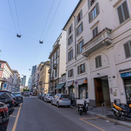 The Best Rent - Gorgeous Two-Bedroom Apartment In Porta Nuova District Milan Bagian luar foto
