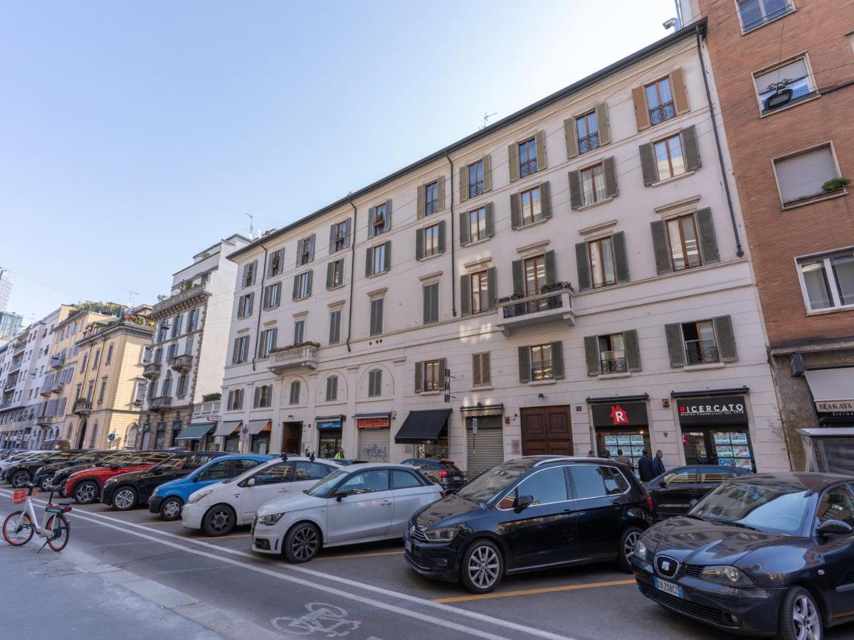 The Best Rent - Gorgeous Two-Bedroom Apartment In Porta Nuova District Milan Bagian luar foto