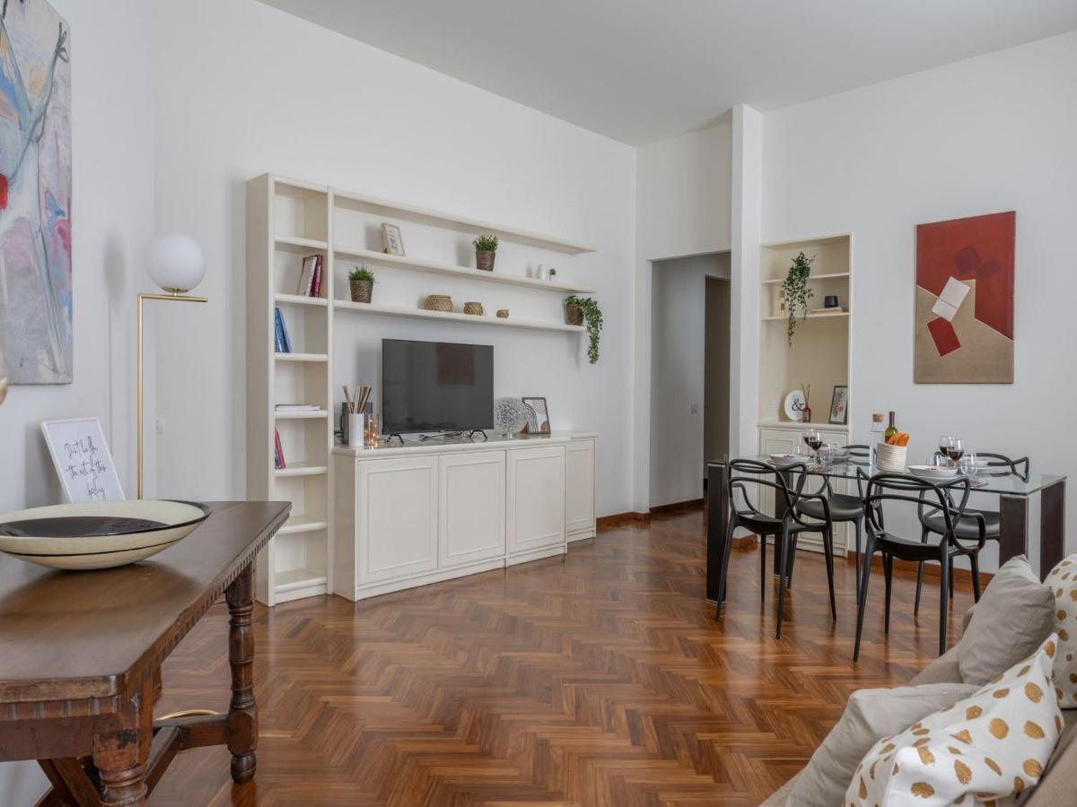 The Best Rent - Gorgeous Two-Bedroom Apartment In Porta Nuova District Milan Bagian luar foto