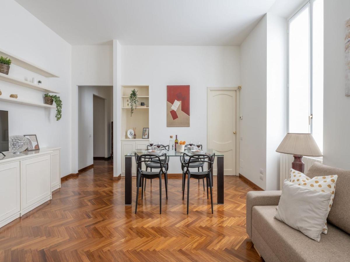 The Best Rent - Gorgeous Two-Bedroom Apartment In Porta Nuova District Milan Bagian luar foto