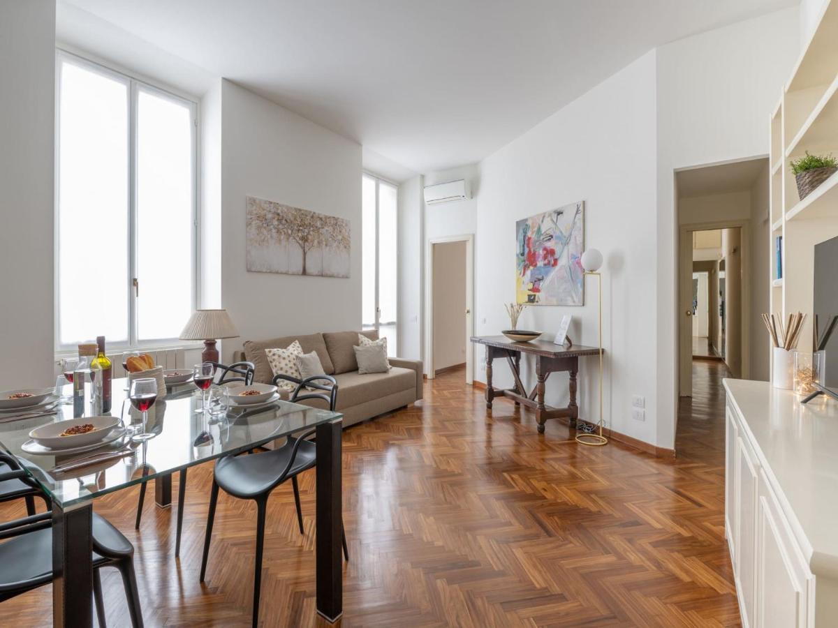 The Best Rent - Gorgeous Two-Bedroom Apartment In Porta Nuova District Milan Bagian luar foto