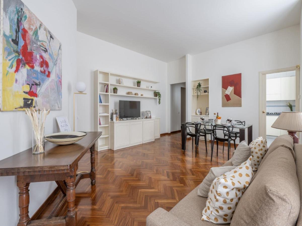 The Best Rent - Gorgeous Two-Bedroom Apartment In Porta Nuova District Milan Bagian luar foto