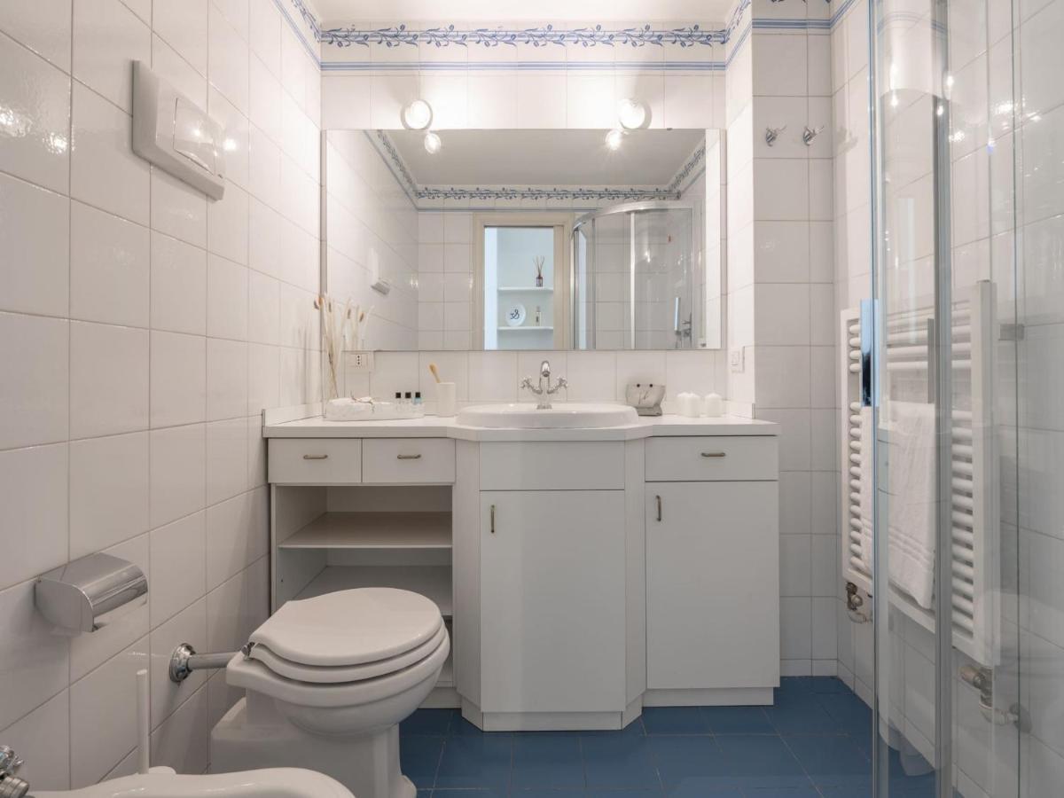 The Best Rent - Gorgeous Two-Bedroom Apartment In Porta Nuova District Milan Bagian luar foto