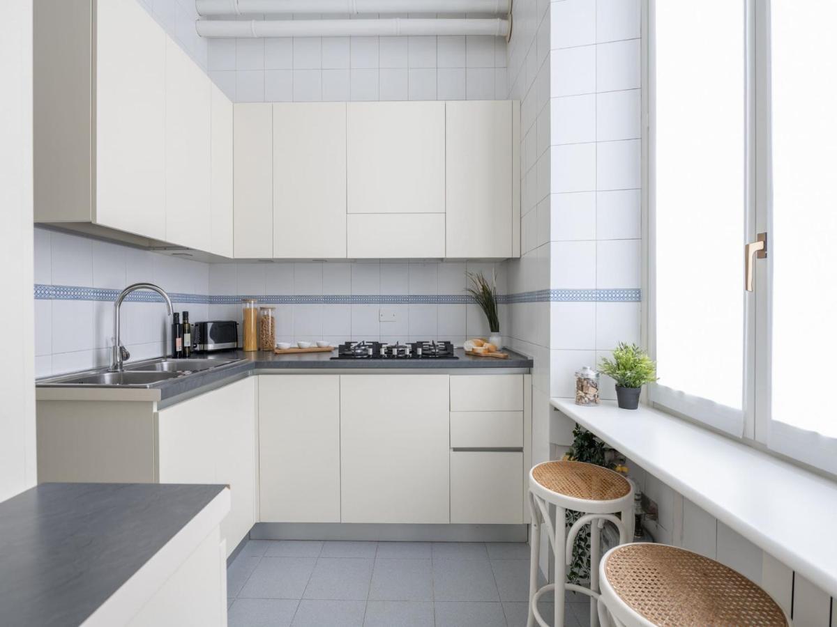 The Best Rent - Gorgeous Two-Bedroom Apartment In Porta Nuova District Milan Bagian luar foto