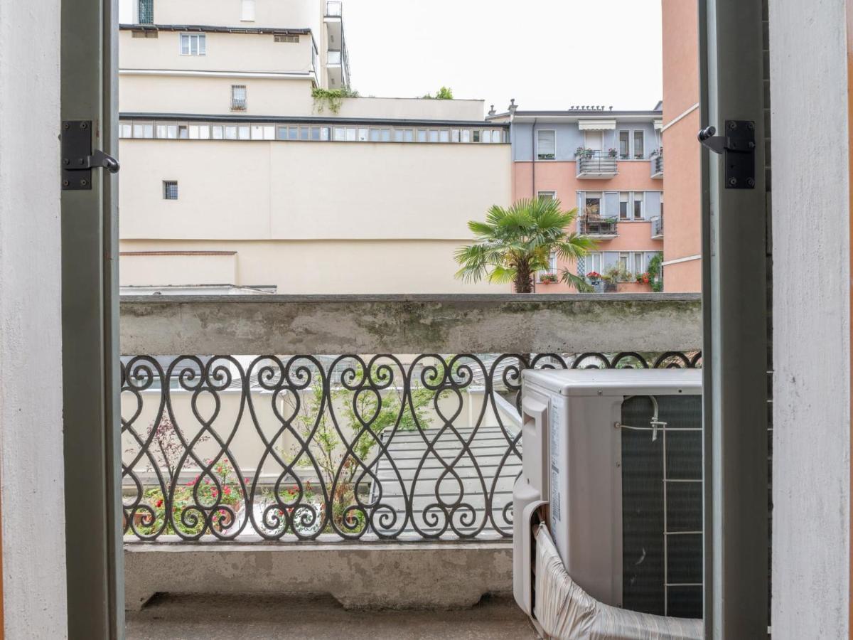The Best Rent - Gorgeous Two-Bedroom Apartment In Porta Nuova District Milan Bagian luar foto